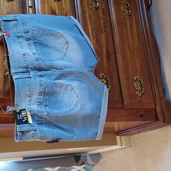 NWT Women's Mid Rise Denim Cuffed Shorts With Tummy Control - Picture 2 of 8